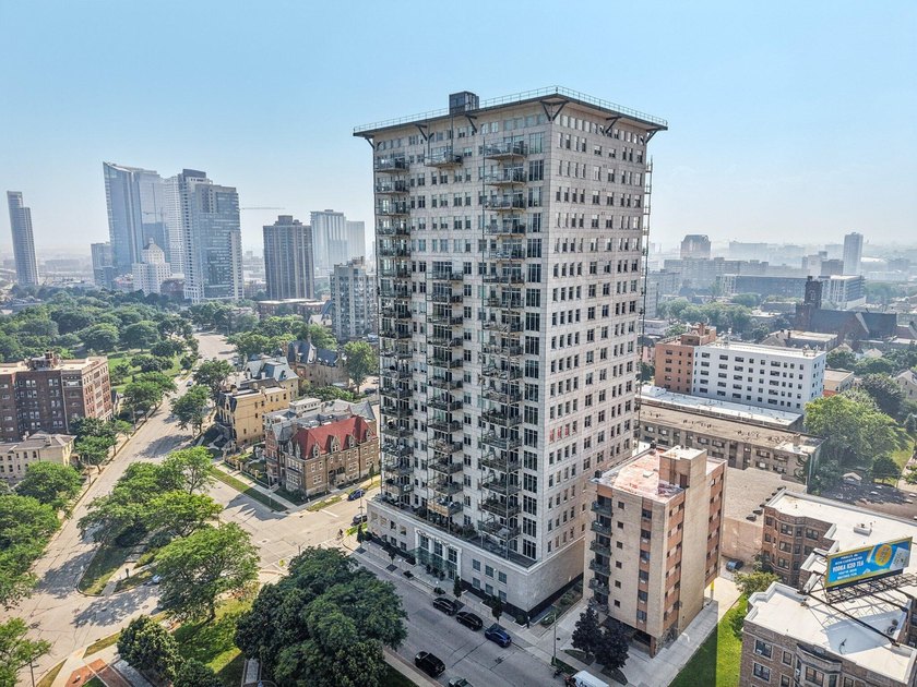 Highly desirable SE Corner Breakwater Luxury Condo! Welcome to - Beach Condo for sale in Milwaukee, Wisconsin on Beachhouse.com