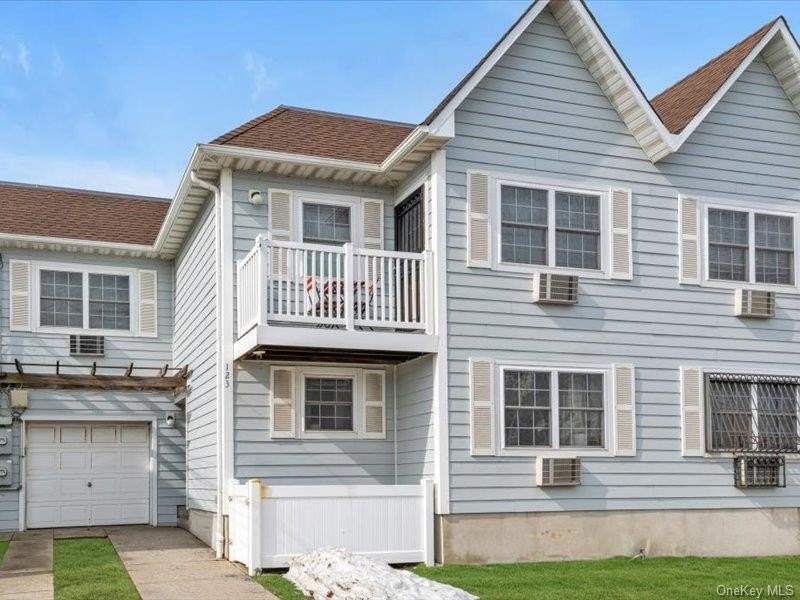 Welcome to this well maintained 2-bedroom, 1-bathroom condo - Beach Condo for sale in Arverne, New York on Beachhouse.com