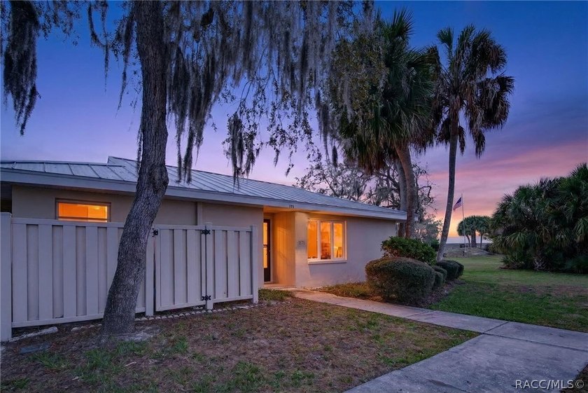 Beautifully remodeled 2-bedroom, 2-bath end-unit condo at 1277 N - Beach Condo for sale in Crystal River, Florida on Beachhouse.com