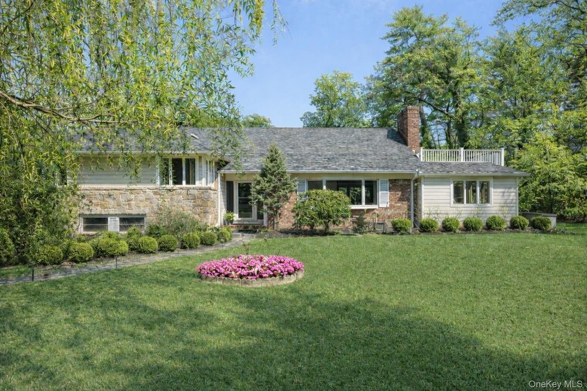 EXCLUSIVE PLANDOME BEACH COMMUNITY. Nestled in the heart of - Beach Home for sale in Manhasset, New York on Beachhouse.com