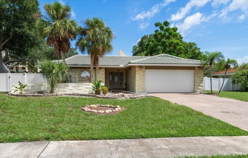 LOCATION LOCATION!! NO FLOOD ZONE!!Minutes to beach, shopping - Beach Home for sale in Largo, Florida on Beachhouse.com