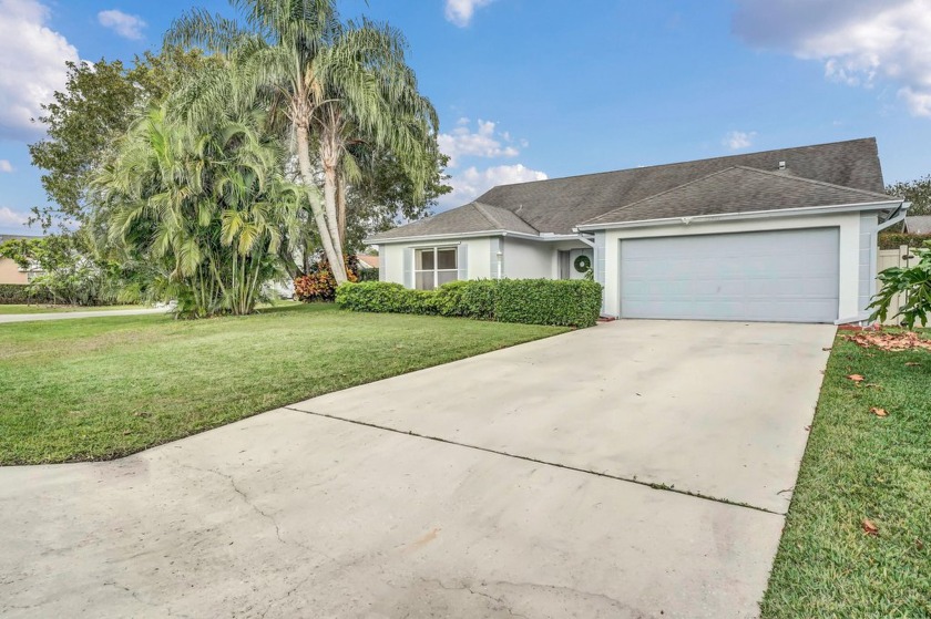 This three bedroom, two bath single family home is on an - Beach Home for sale in Wellington, Florida on Beachhouse.com