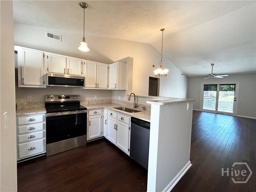 Bright, airy move-in-ready 2-bedroom, 2-bath upstairs condo with - Beach Condo for sale in Savannah, Georgia on Beachhouse.com