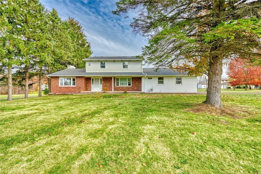 OUTSTANDING COLONIAL ON PRIVATE DRIVE (SUDORE LANE) *1+ACRE LOT - Beach Home for sale in Webster, New York on Beachhouse.com