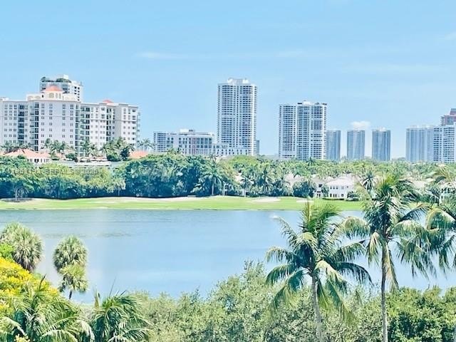 Bright and spacious 2b/2b condo has a split floor plan and a - Beach Condo for sale in Aventura, Florida on Beachhouse.com