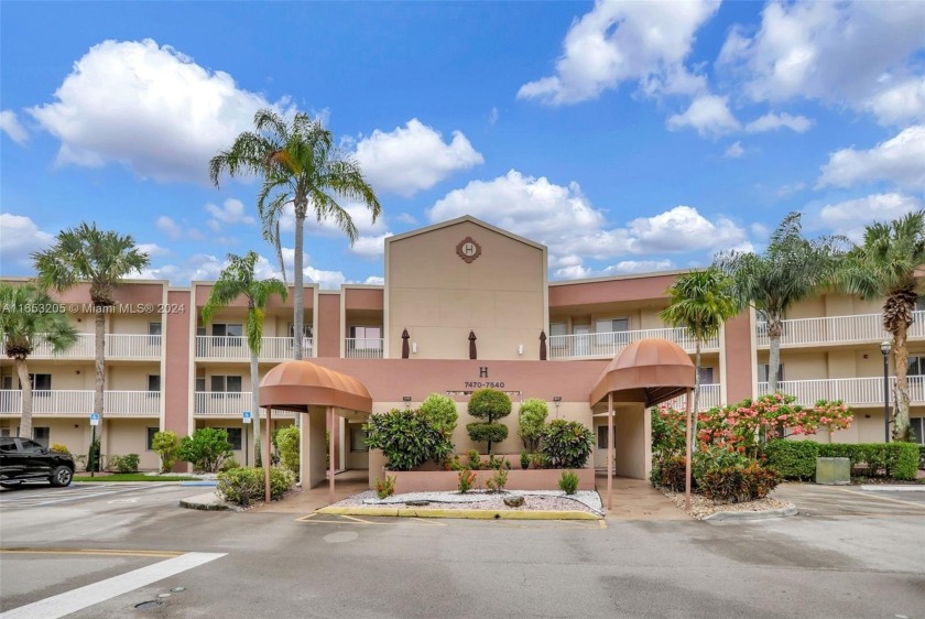 Clean, light and bright unit with serene lake view. Tile - Beach Condo for sale in Tamarac, Florida on Beachhouse.com