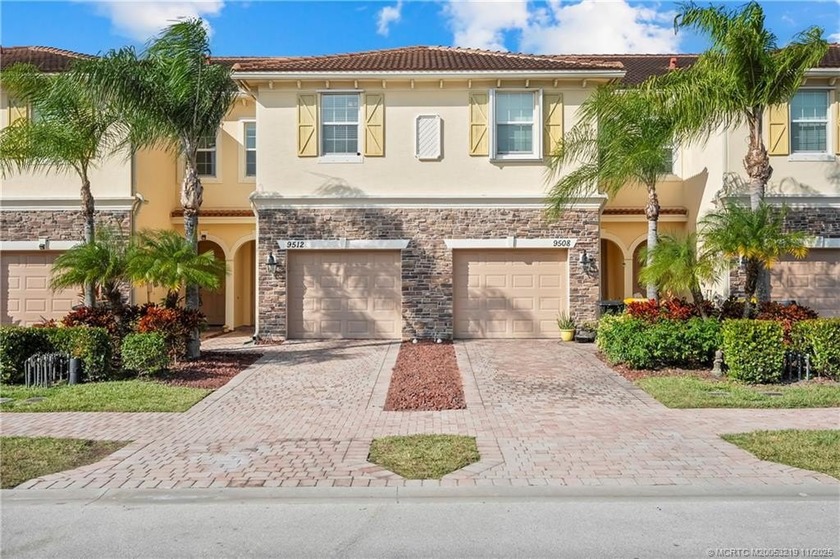 This 3 bedroom 2 1/2 bath townhome is vacant and truly move in - Beach Townhome/Townhouse for sale in Stuart, Florida on Beachhouse.com