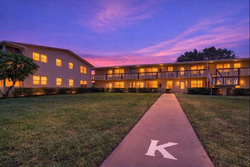 Turn Key corner unit with enclosed Florida room -- bonus space - Beach Condo for sale in West Palm Beach, Florida on Beachhouse.com