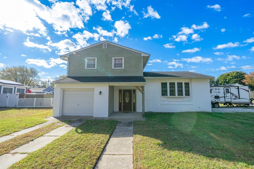 Discover this charming home in a serene Del Haven neighborhood - Beach Home for sale in Del Haven, New Jersey on Beachhouse.com
