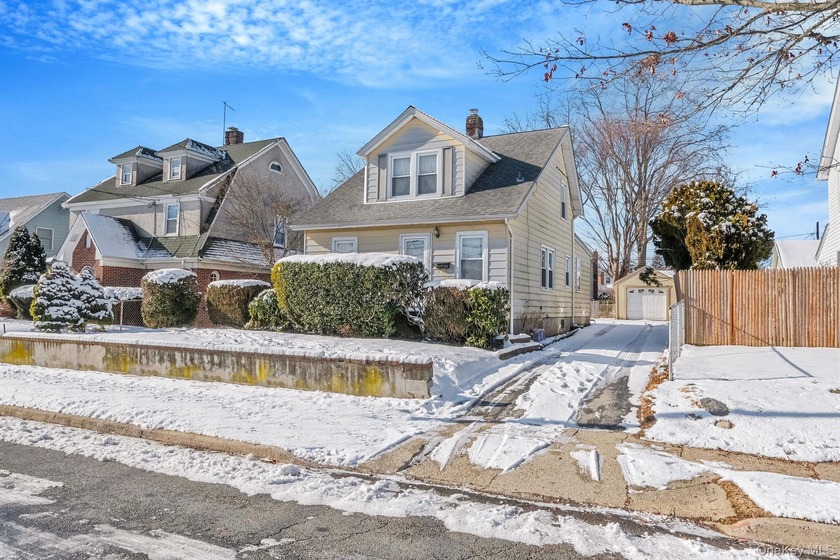 Four-bedroom, two-bath Cape-style home offering a functional - Beach Home for sale in Glen Cove, New York on Beachhouse.com