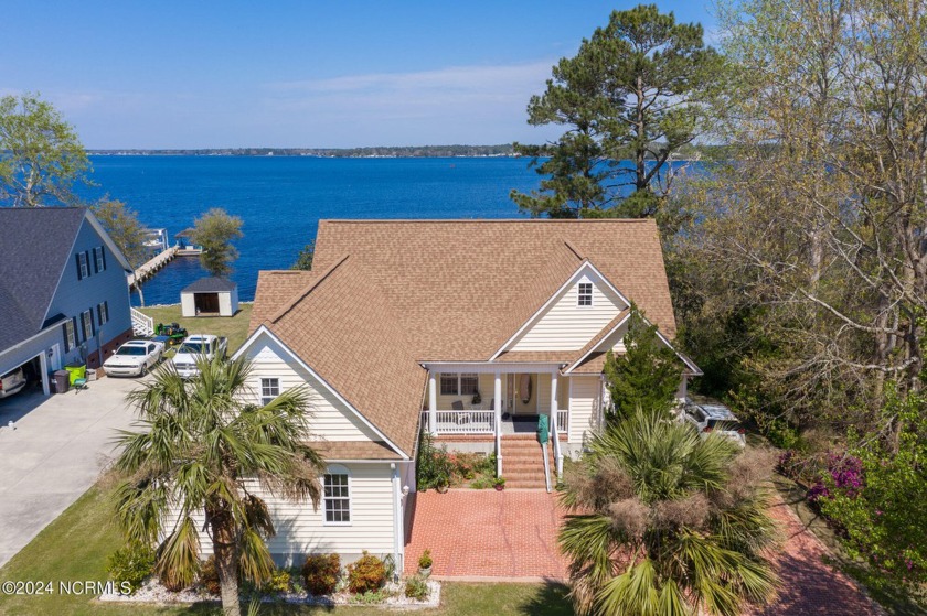 Lovely waterfront home on a large lot . This Swansboro home is - Beach Home for sale in Swansboro, North Carolina on Beachhouse.com