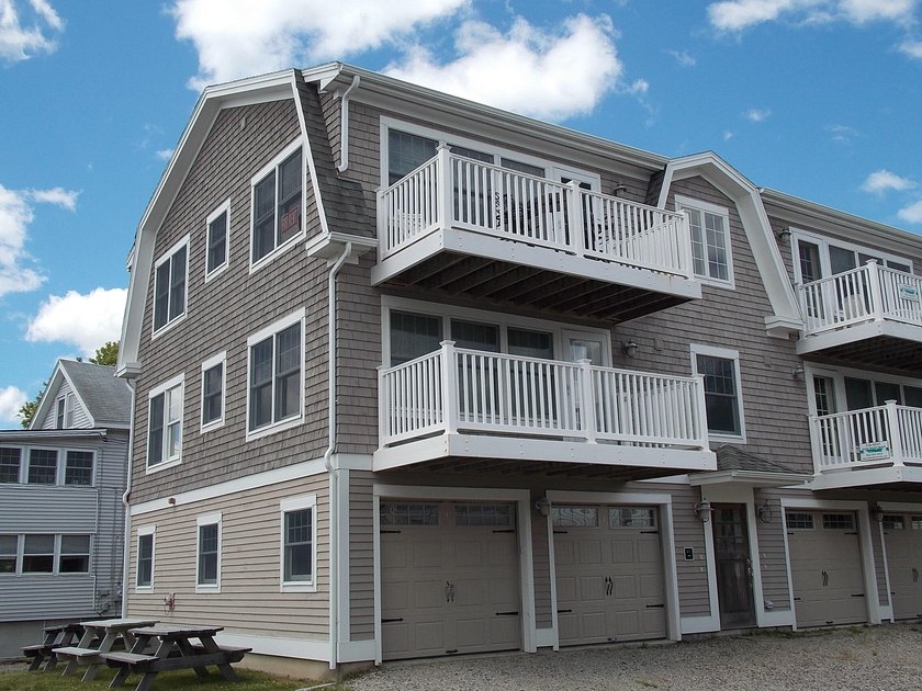 Fantastic location for this 2-bedroom top-floor condo unit with - Beach Condo for sale in York, Maine on Beachhouse.com