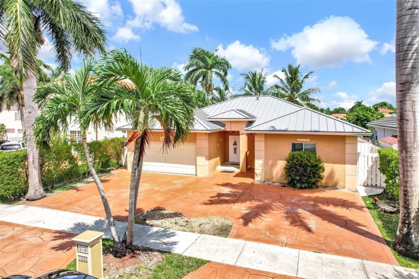 LAKE FRONT, Stunning View. Pool, This spacious 4 bedrooms 3 - Beach Home for sale in Miami, Florida on Beachhouse.com