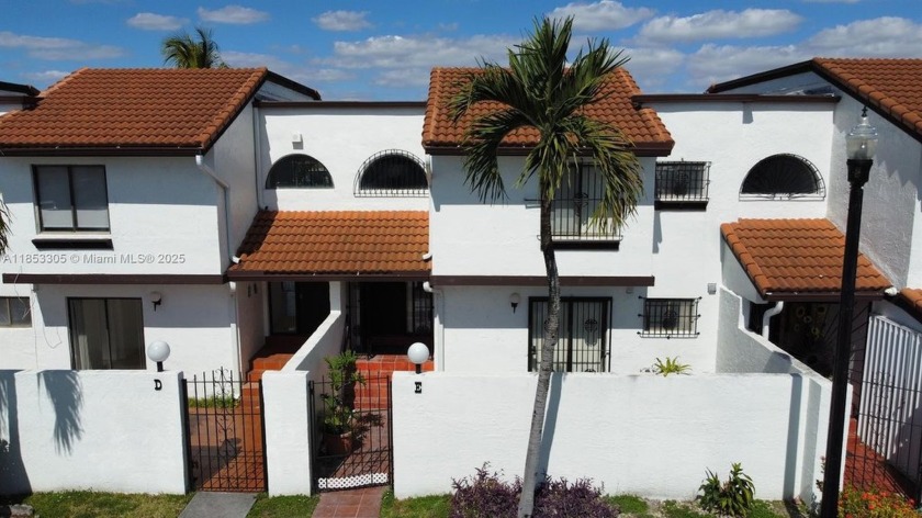 Remodeled and upgraded, lake-front townhouse 3 bedroom/3 - Beach Condo for sale in Miami, Florida on Beachhouse.com
