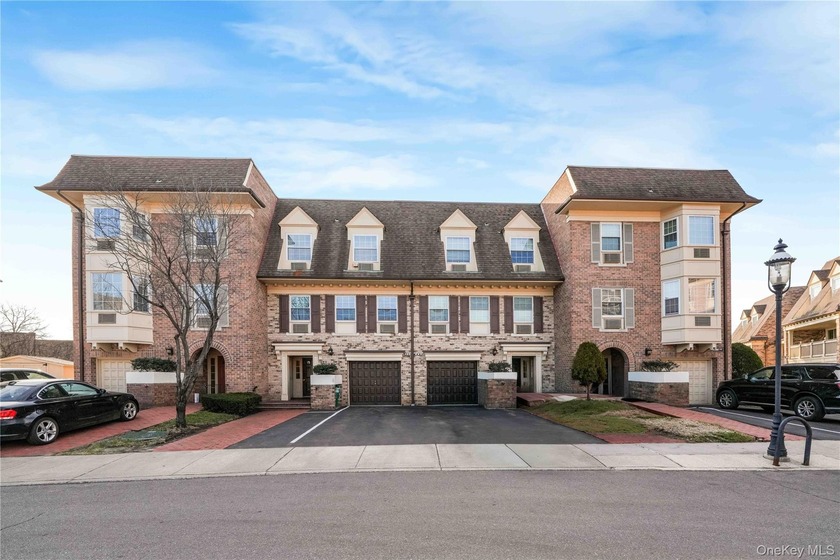 Stunning beautiful luxury-renovated 3-bedroom, 2-full-bath condo - Beach Condo for sale in Bayside, New York on Beachhouse.com