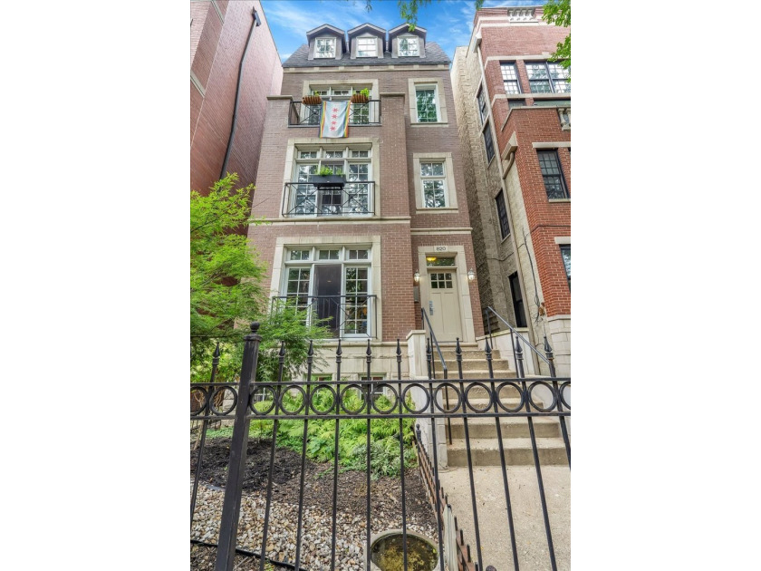 Highly sought-after and rarely available 4 bedroom, 3.5 bath - Beach Townhome/Townhouse for sale in Chicago, Illinois on Beachhouse.com