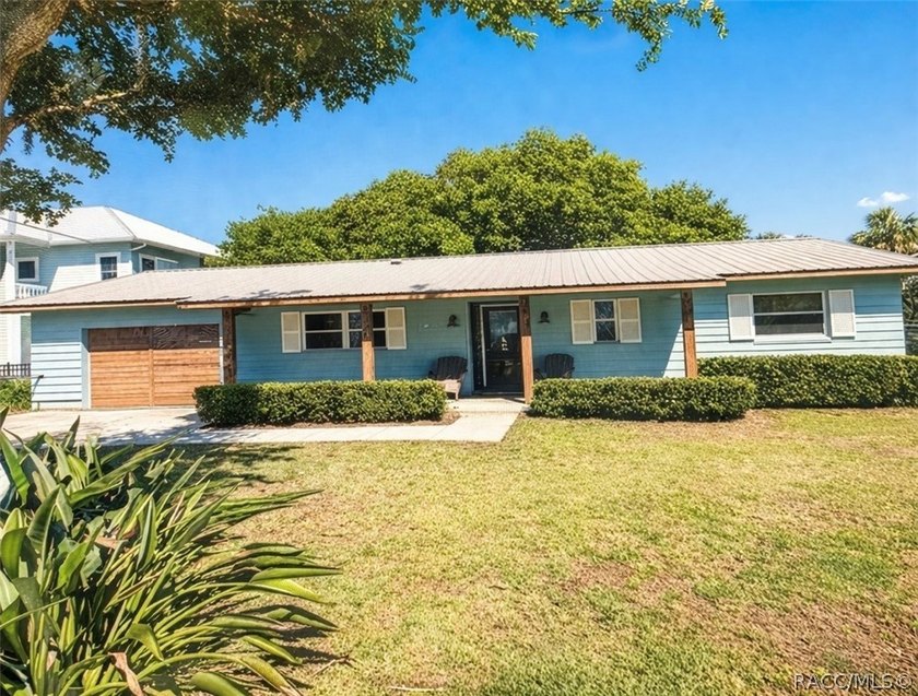 Welcome to a rare waterfront opportunity in the charming coastal - Beach Home for sale in Yankeetown, Florida on Beachhouse.com