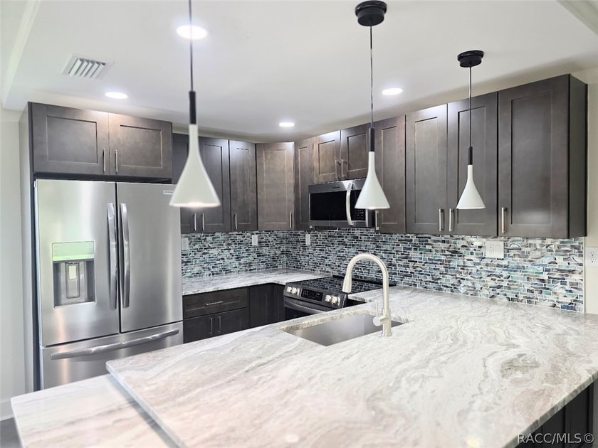 This beautiful 2-bedroom, 2-bath villa offers comfort, style - Beach Condo for sale in Crystal River, Florida on Beachhouse.com