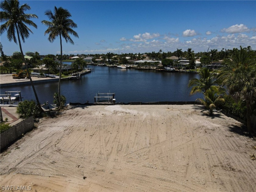 LONG WIDE CONVERGING WATERWAY VIEWS on this oversized lot which - Beach Lot for sale in Marco Island, Florida on Beachhouse.com