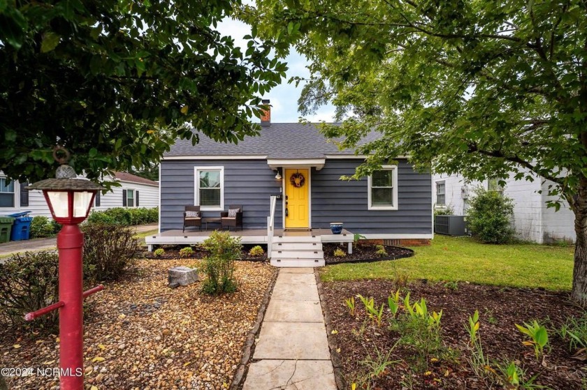 Charming 1942 bungalow in Historic Sunset Park! This 1942 - Beach Home for sale in Wilmington, North Carolina on Beachhouse.com