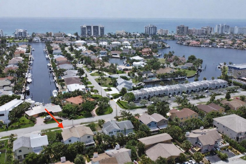 This sleek, updated residence blends modern function with warm - Beach Townhome/Townhouse for sale in Delray Beach, Florida on Beachhouse.com