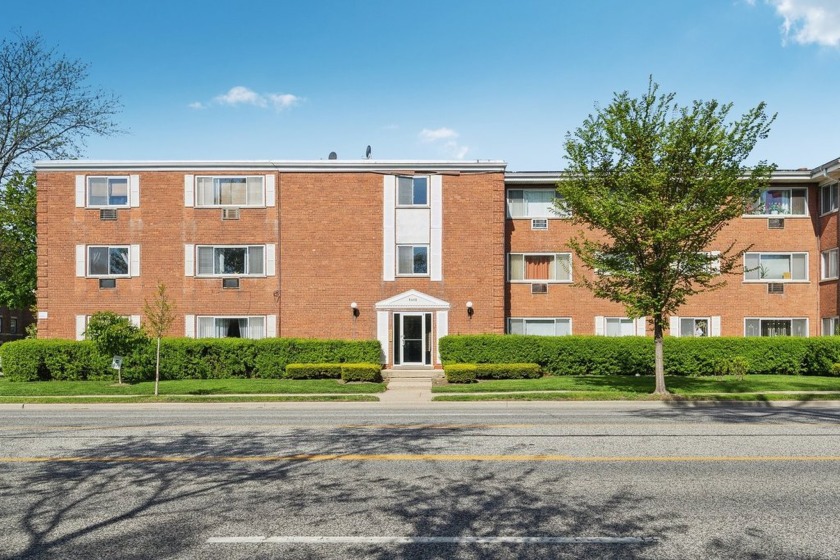 Welcome home to this beautifully maintained first-floor condo - Beach Home for sale in Skokie, Illinois on Beachhouse.com