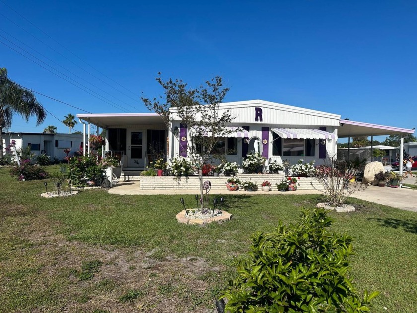 This stunning 2 bedroom 2 bath home in superb condition is - Beach Home for sale in Nokomis, Florida on Beachhouse.com