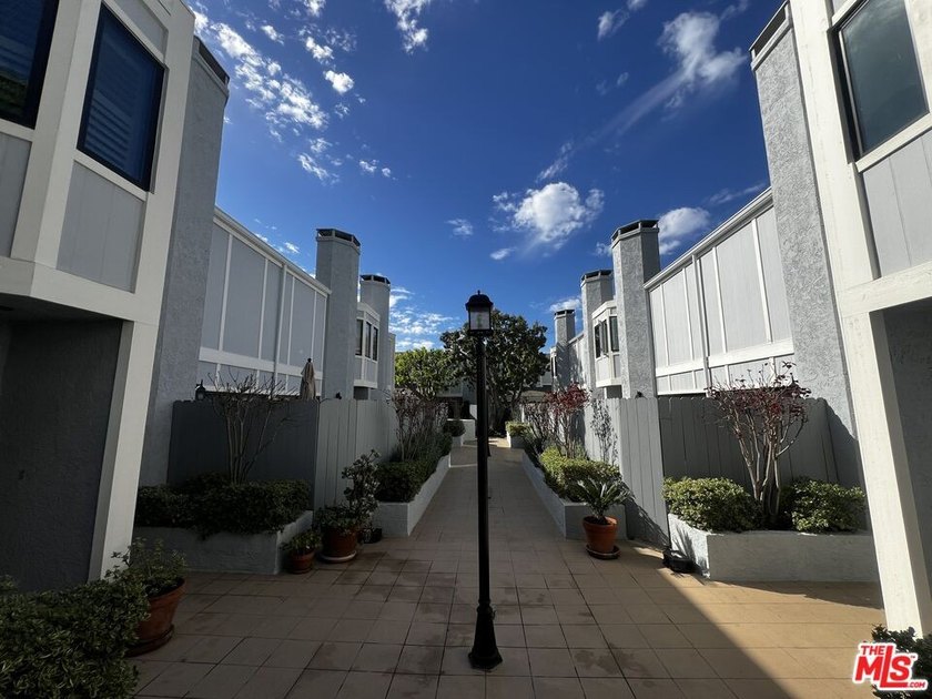 This 2-bedroom, 3-bathroom condo at 1044 20th St. APT 11, Santa - Beach Condo for sale in Santa Monica, California on Beachhouse.com