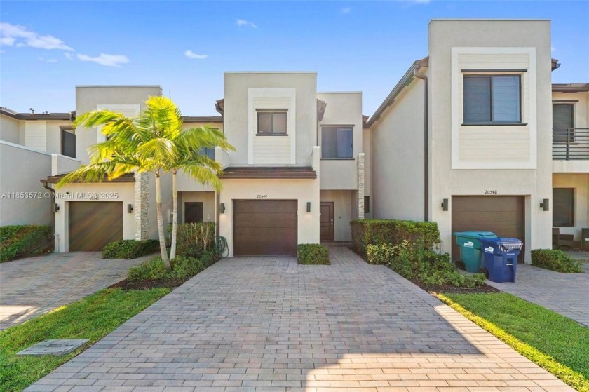 Spacious 3-bedroom, 2.5-bath townhouse in the gated community of - Beach Townhome/Townhouse for sale in Miami, Florida on Beachhouse.com