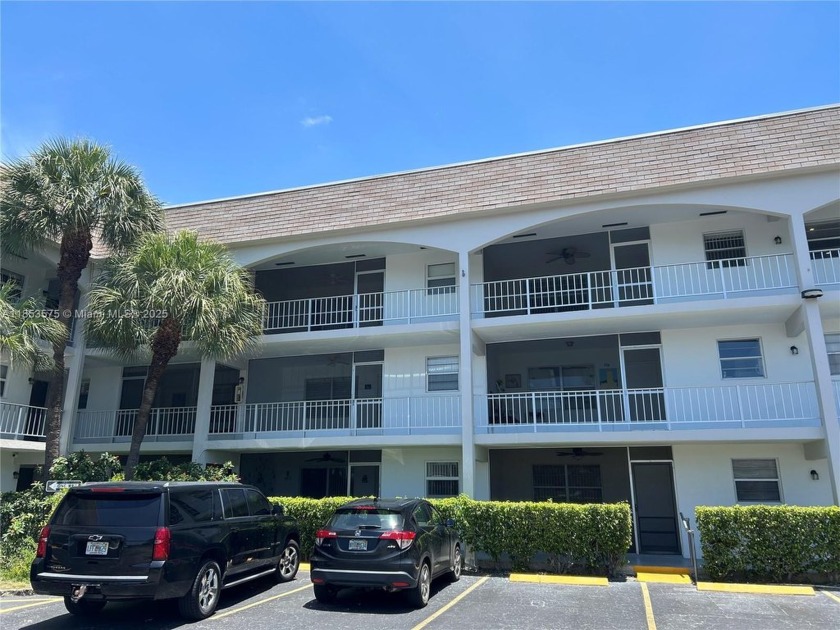 OWNER MOTIVATED!!  NO RENTAL RESTRICTIONS! 2/2 FOR SALE in - Beach Condo for sale in Hallandale Beach, Florida on Beachhouse.com