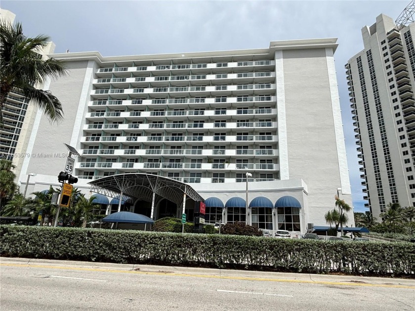 Grab a piece of paradise in Sunny Isles! Beautifully remodeled - Beach Condo for sale in Sunny Isles Beach, Florida on Beachhouse.com