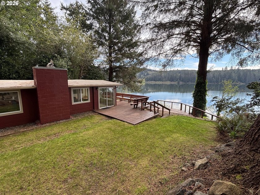 Charming Siltcoos Lakefront cabin with boat dock! End of road - Beach Home for sale in Florence, Oregon on Beachhouse.com