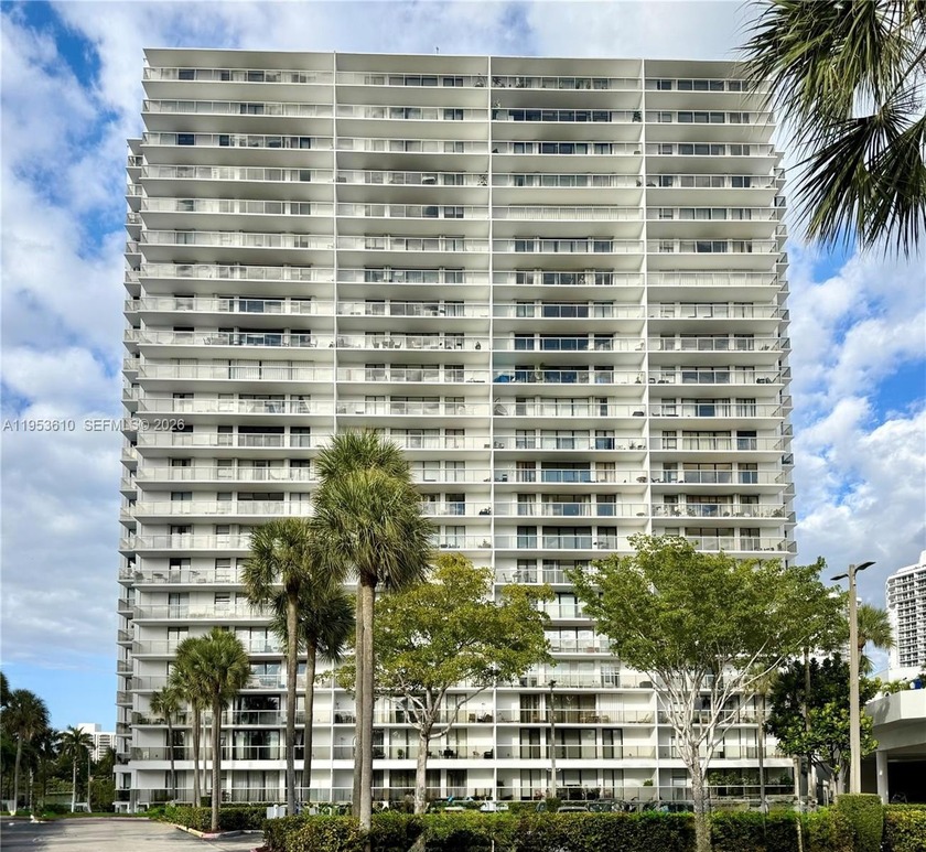 Stunning 2-bedroom, 2-bathroom residence in the heart of - Beach Condo for sale in Aventura, Florida on Beachhouse.com