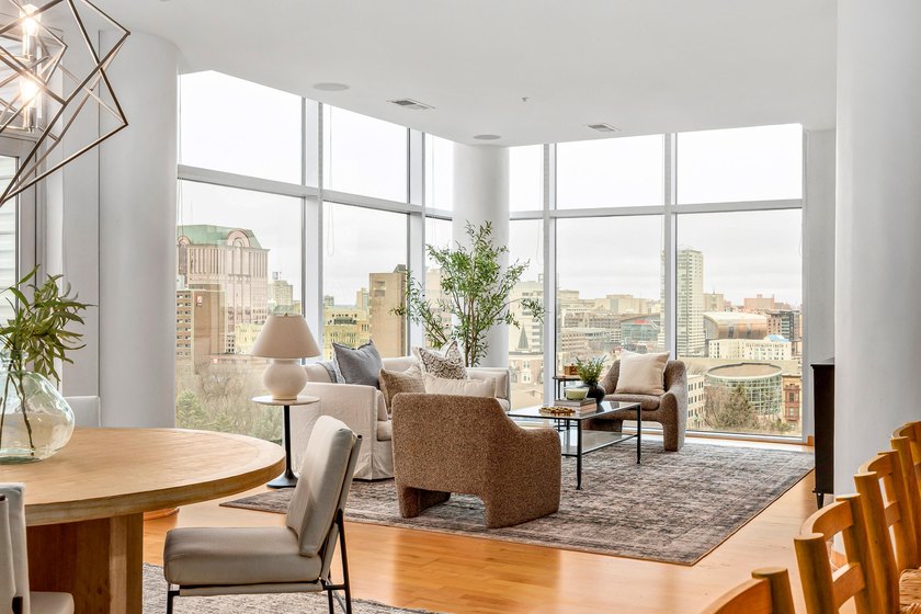 Exceptional 8th floor deluxe corner unit at the coveted 601 - Beach Condo for sale in Milwaukee, Wisconsin on Beachhouse.com