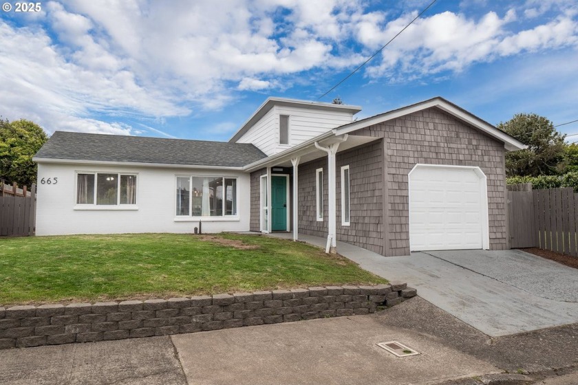 Get yourself a dreamy coastal home just a short walk from the - Beach Home for sale in Newport, Oregon on Beachhouse.com