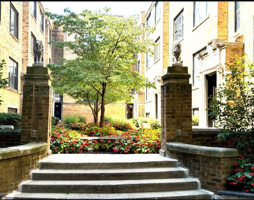 Vintage condo in a charming secure courtyard building. This 3rd - Beach Home for sale in Chicago, Illinois on Beachhouse.com