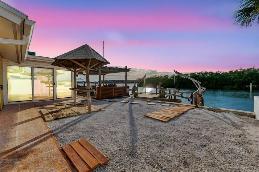 One or more photo(s) has been virtually staged. Experience the - Beach Home for sale in St. Petersburg, Florida on Beachhouse.com