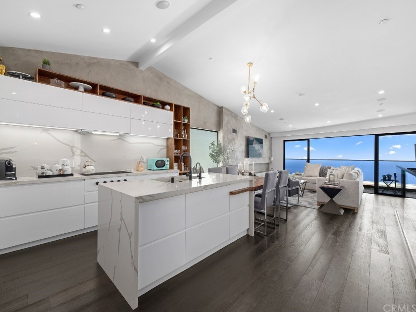 Completely upgraded and remodeled to reflect today's - Beach Home for sale in Laguna Beach, California on Beachhouse.com