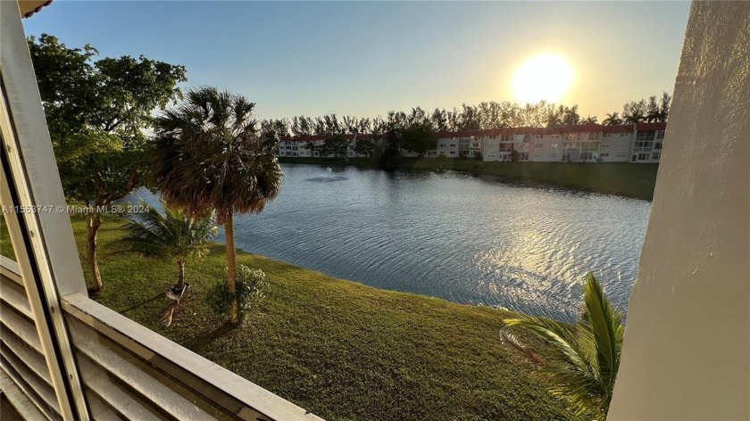 This two bedroom two bathroom condo has stunning sunset views - Beach Condo for sale in Sunrise, Florida on Beachhouse.com