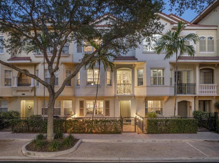 Pristine, light & bright 3-story townhome in the best location - Beach Townhome/Townhouse for sale in Palm Beach Gardens, Florida on Beachhouse.com