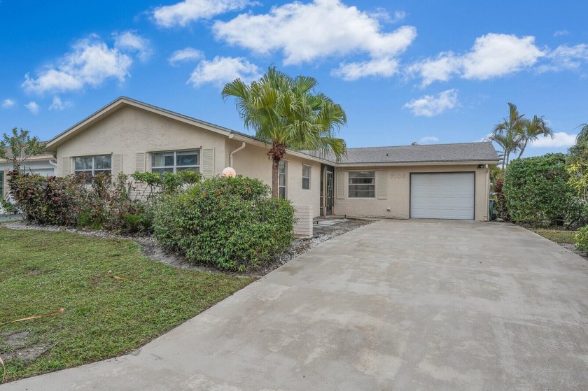 All Ages Community. Excellent 2 bed 2 bath home on the lake with - Beach Home for sale in Lake Worth, Florida on Beachhouse.com