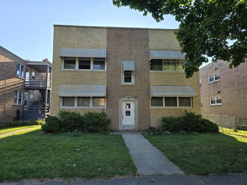 2-Bedrooms 1-Bath 1st floor unit, hardwood floors, portion of - Beach Home for sale in Skokie, Illinois on Beachhouse.com