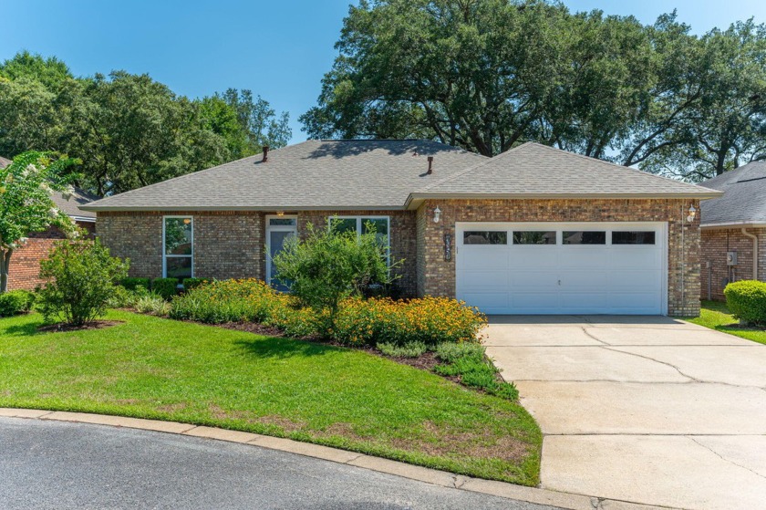 Welcome home to 4457 Parkwood Square - perfectly updated and - Beach Home for sale in Niceville, Florida on Beachhouse.com