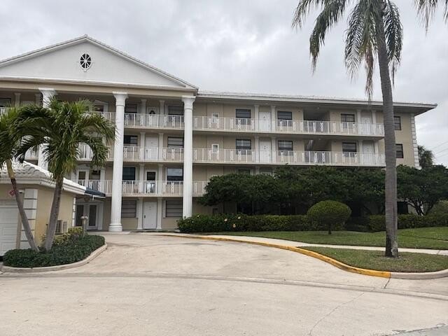 Spacious Condo, Clubhouse, Fitness Center, Manager on Site, Pool - Beach Condo for sale in West Palm Beach, Florida on Beachhouse.com