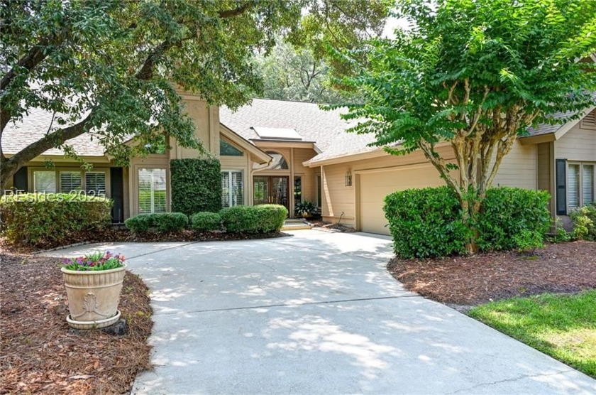 8th fairway vistas Oyster Reef Golf Course. 1-story home w/ - Beach Home for sale in Hilton Head Island, South Carolina on Beachhouse.com