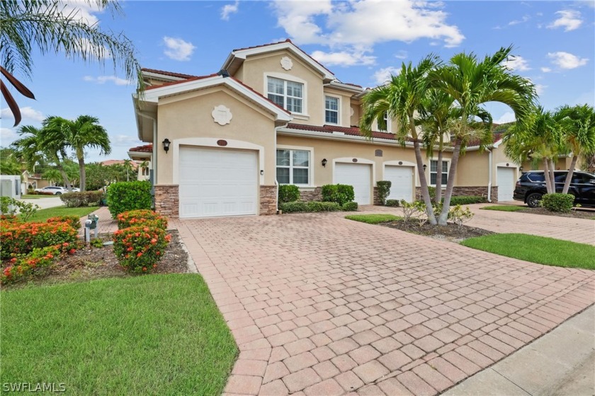 Welcome to your new paradise! This stunning end-unit, former - Beach Condo for sale in Fort Myers, Florida on Beachhouse.com