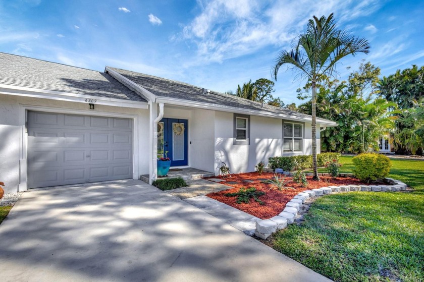 Make this your home! Beautifully renovated throughout with 2 - Beach Home for sale in Palm Beach Gardens, Florida on Beachhouse.com