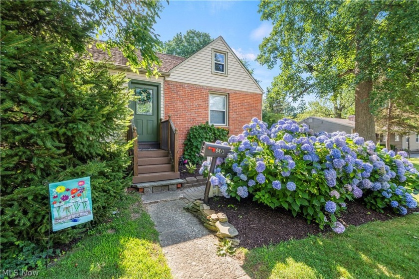 BEAUTIFUL, UPDATED AND OPEN 4 BEDROOM (2 FIRST FLOOR BEDROOMS & - Beach Home for sale in Mentor, Ohio on Beachhouse.com