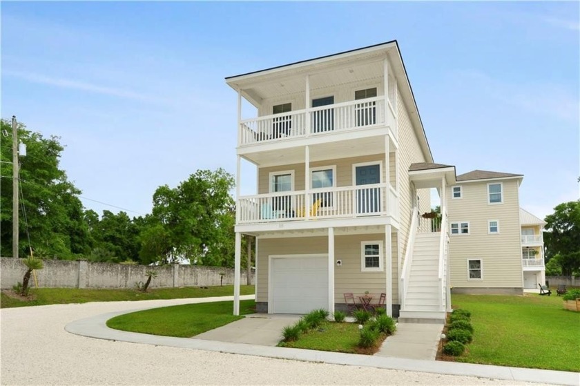 Golden Hour Getaway!

Imagine evenings unwinding in this lovely - Beach Home for sale in Darien, Georgia on Beachhouse.com