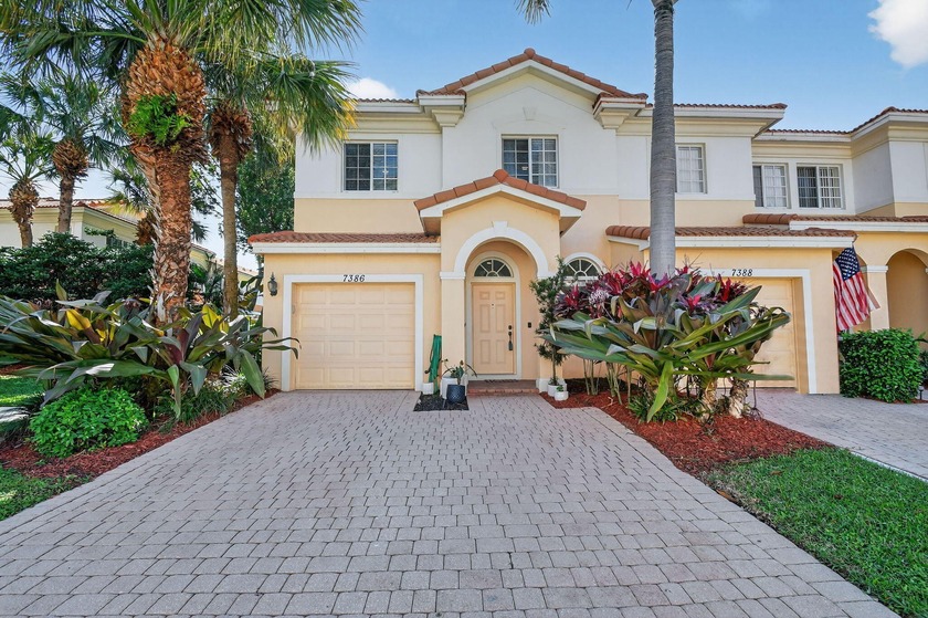 Absolutely STUNNING! Rarely available 4BR / 3.1BA fully updated - Beach Townhome/Townhouse for sale in Boynton Beach, Florida on Beachhouse.com